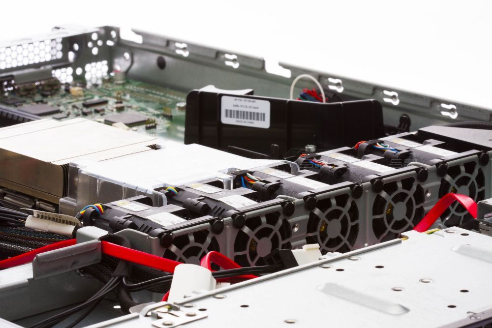 Изображение HPE DL120 Gen9 8SFF 1U, Intel Xeon E5-2600v3 / Intel Xeon E5-2600v4 до x1, 8 слотов  DIMM до  Gb | до 8 HDD/SSD 2.5 общим объёмом до 32000 ГБ. Блок питания x