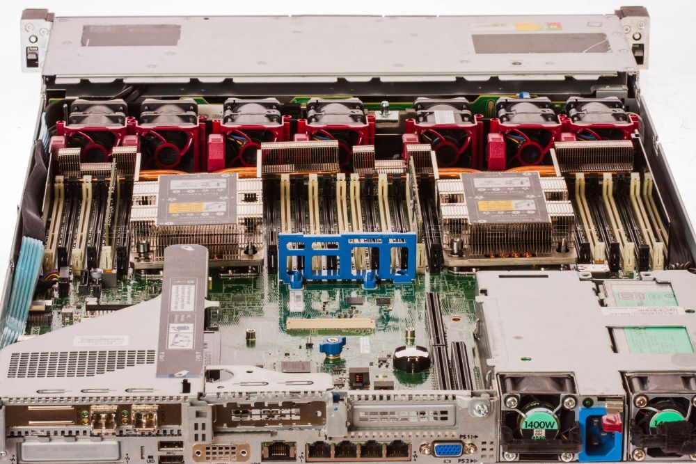 Изображение HPE DL360 Gen10 4LFF 1U, Intel Xeon Scalable до x2, 24 слотов  DIMM до  Gb | до 4 HDD/SSD 3.5 общим объёмом до 80000 ГБ. Блок питания x