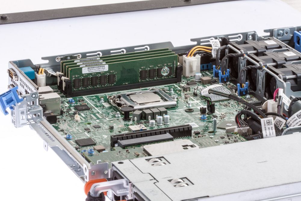 Изображение DELL PowerEdge R340 8SFF 1U,  Intel Xeon E Processor до x1, 4 слотов  DIMM до  Gb | до 8 HDD/SSD 2.5 общим объёмом до 20000 ГБ. Блок питания x